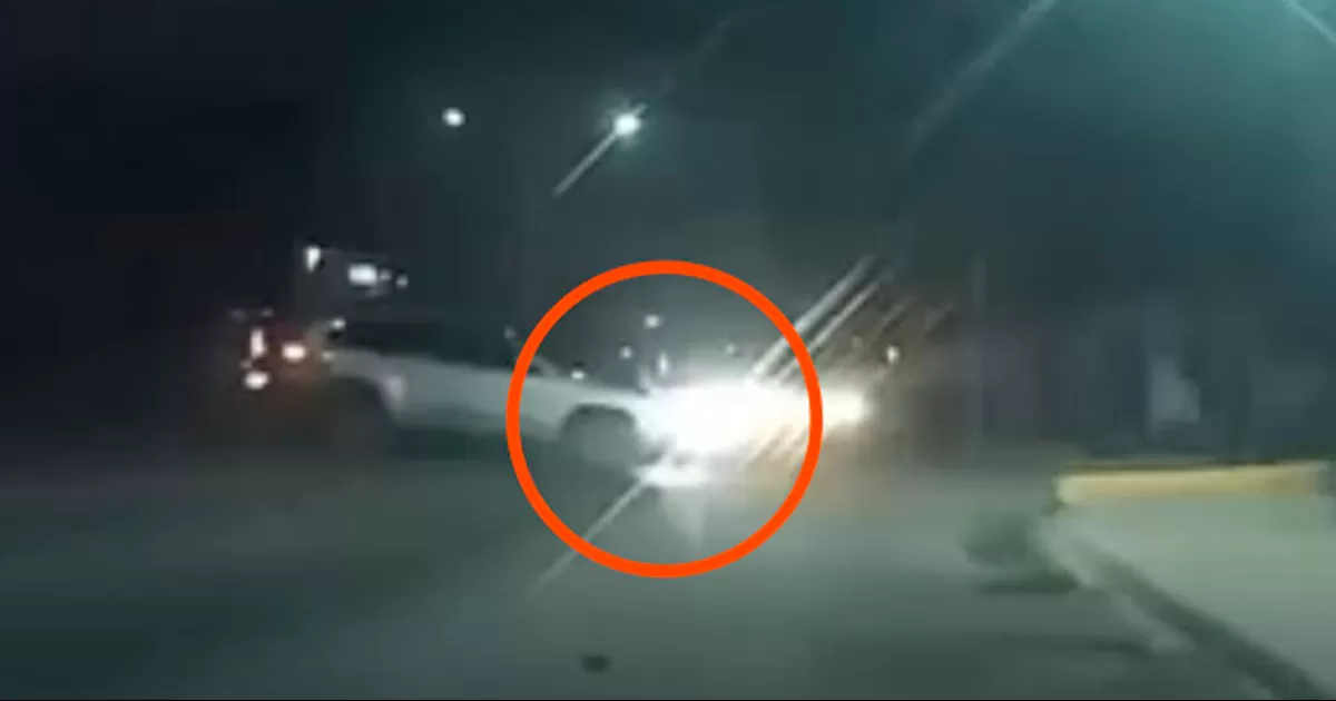 En las imÃ¡genes se evidencia cÃ³mo la moto se estrella contra la camioneta, sus pasajeros salen volando y terminan heridos en el pavimento