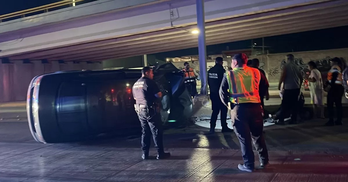 Conductor termina lesionado por una aparatosa volcadura en Torreón
