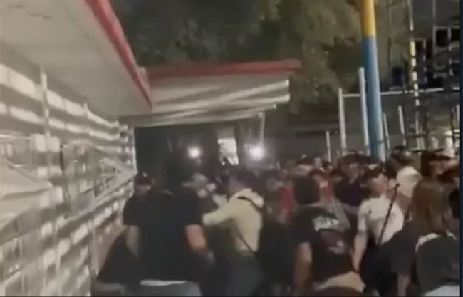 Las escuadras comenzaron a pelear a golpes en el terreno de juego, pero el conflicto escalÃ³ hasta el exterior e involucrÃ³ a jugadores y aficionados