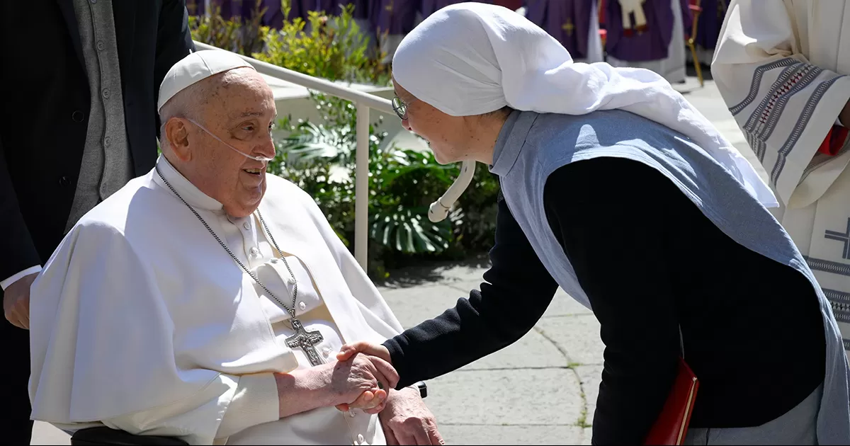 Papa llegÃ³ en una silla sin previo aviso frente del altar en la Plaza San Pedro ante los fieles que lo recibieron con emociÃ³n y aplausos