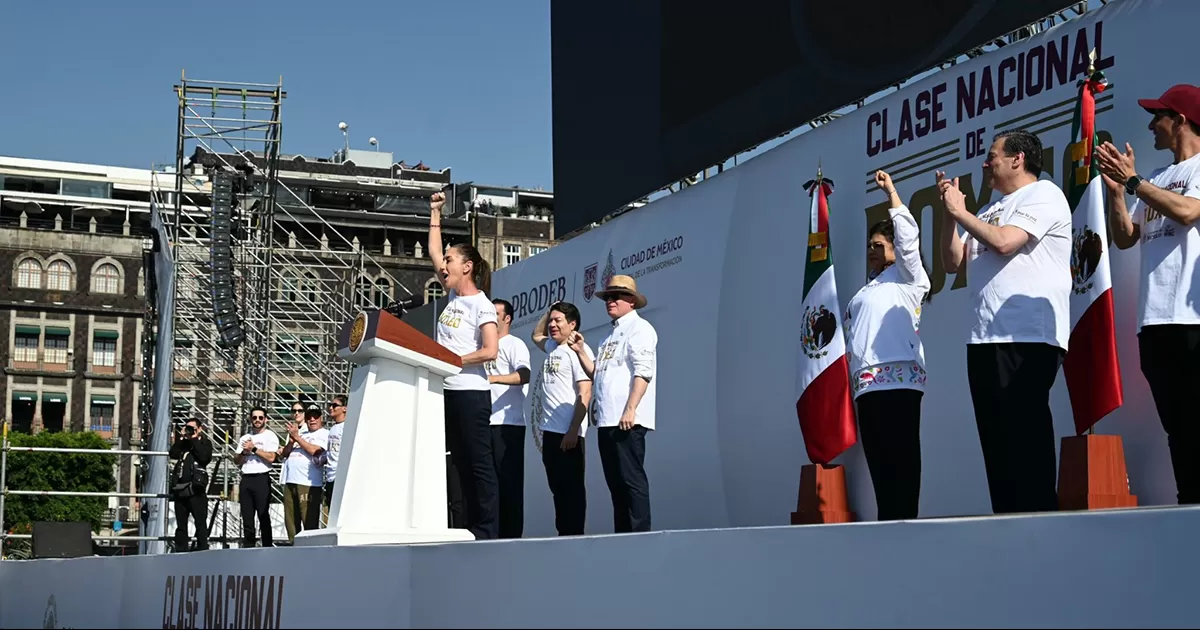 Sheinbaum encabeza clase nacional de boxeo por la paz y contra las adicciones en el Zócalo