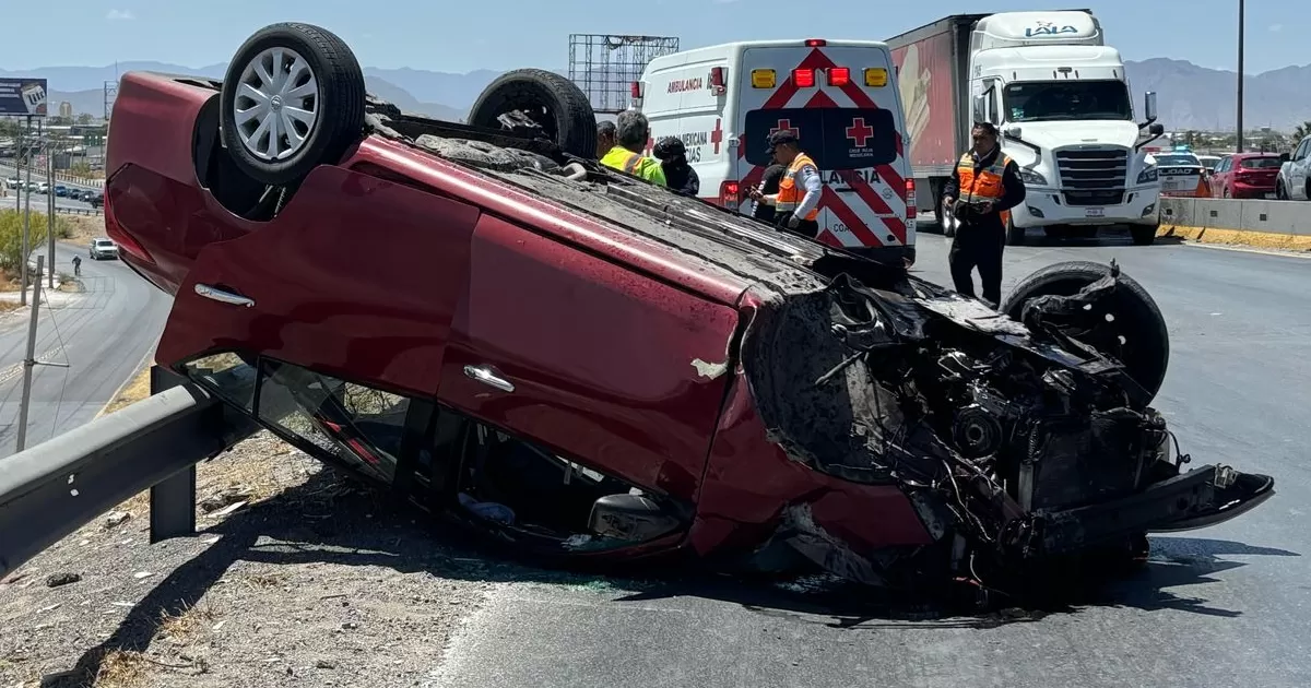 Volcadura en puente Villa Florida de Torreón moviliza a cuerpos de rescate