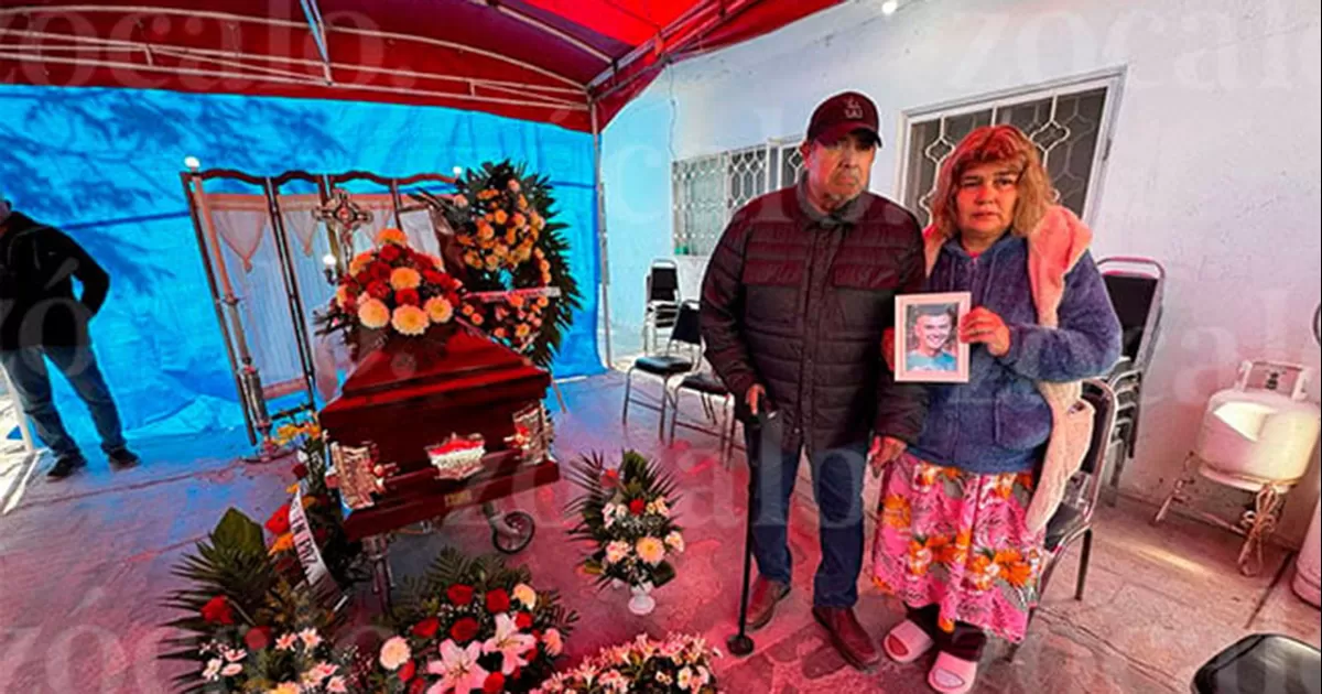 El cuerpo yace en el patio adaptado como capilla en la casa familiar, adonde llegan vecinos, amigos y parientes a darle el Ãºltimo adiÃ³s