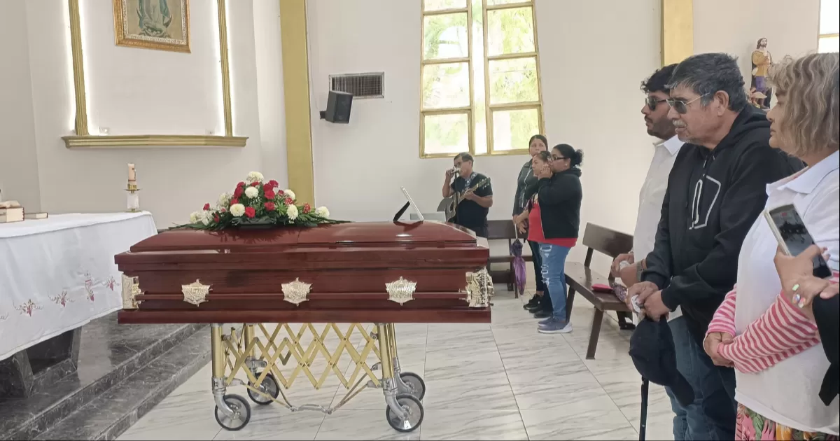 Para las cuatro y media de la tarde, el contingente fúnebre salió de Nueva Mieleras y se dirigió al ejido El Águila, ahí los seres queridos de Rolando le brindaron el último adiós, abrazos a la féretro y gritos de “¡justicia, justicia!”, luego puños de tierra y sollozos.