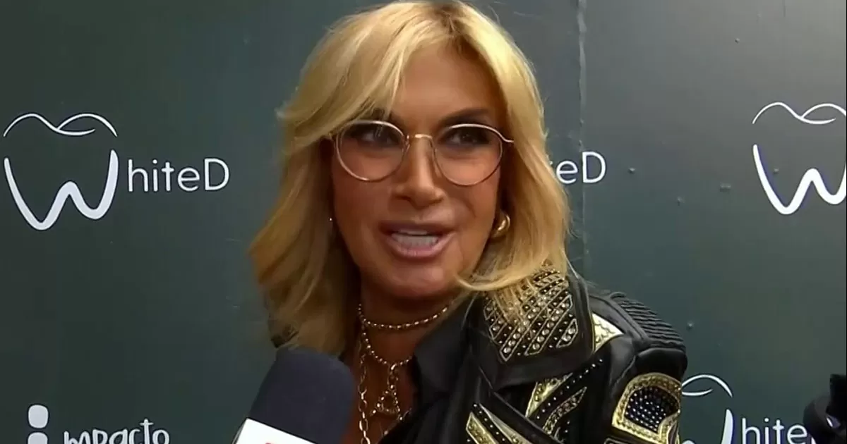 Adela Micha ya está acostumbrada a los memes; aclara su un error al confundir a Selena Gómez con Selena Quintanilla