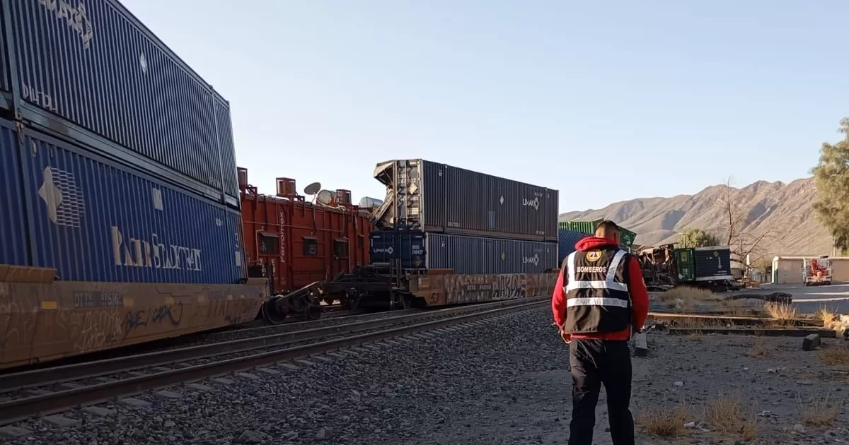 Tren descarrilado moviliza a cuerpos de rescate en Lerdo, Durango