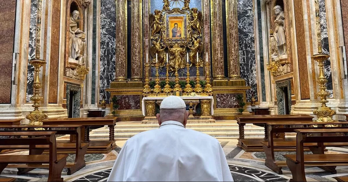 El papa Francisco apareciÃ³ en silla de ruedas, sin las cÃ¡nulas nasales, y se detuvo a rezar frente al icono de la Virgen Salus Populi Romani