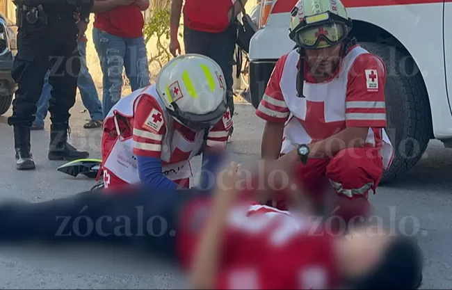 Resultan lesionados motociclista y menor tras chocar contra auto en colonia Buenos Aires