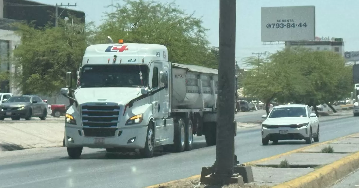 A partir de hoy, en acuerdo con los transportistas, se comenzó a hacer cumplir de manera estricta la restricción de circulación para el transporte de carga pesada durante las horas pico: de 7:00 a 9:00 de la mañana, de 1:00 a 3:30 de la tarde y de 5:30 a 7:30 de la noche.