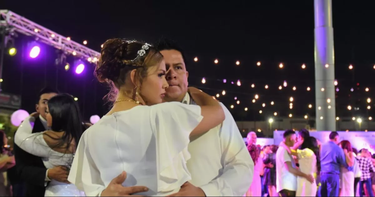 La ceremonia se llevÃ³ a cabo en la explanada de la Plaza Mayor, con una asistencia de mÃ¡s de tres mil personas que acudieron a acompaÃ±ar a los reciÃ©n casados.