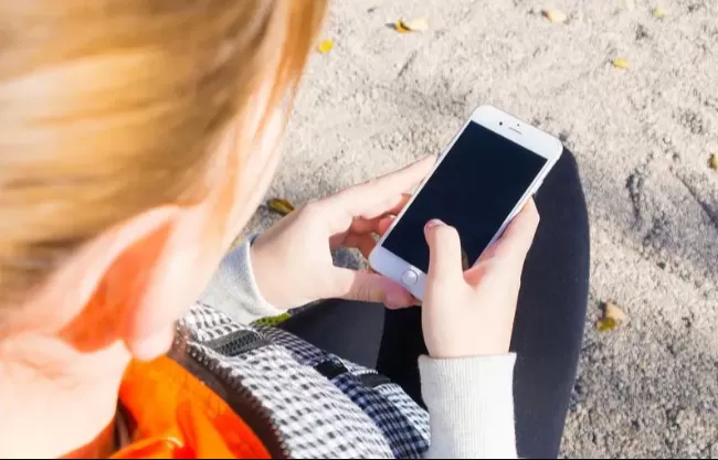 Causa uso de celular miopía en menores