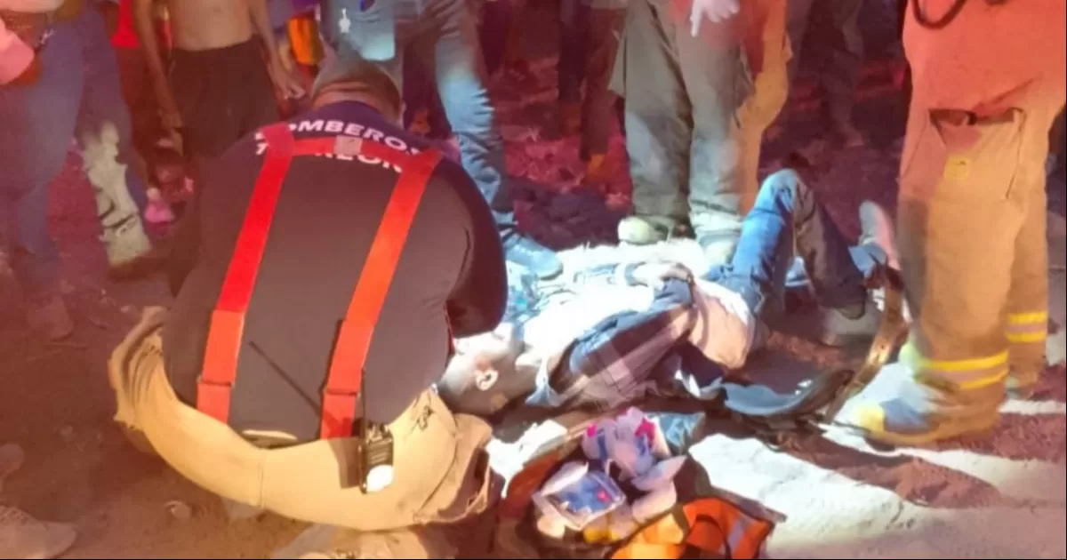 Intenta reparar la luz y termina electrocutado en Torreón