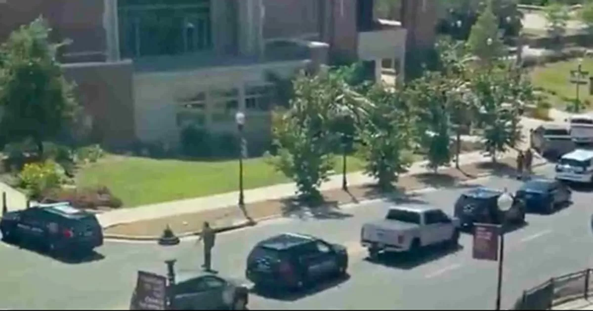 El hecho ocurre en el campus de Tallahassee; vÃ­a X la Universidad pide a los estudiantes y el personal buscar refugio.
