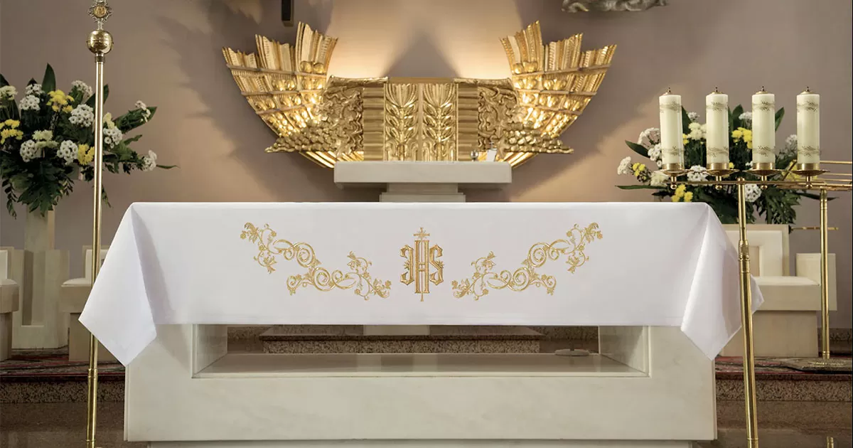 Se conmemora la muerte de Jesucristo y su presencia se representa desde el silencio, la austeridad y la ausencia.