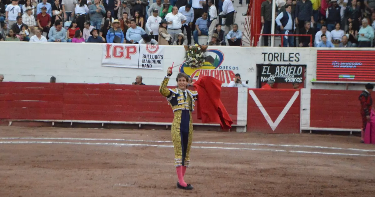 El matador lagunero cortó tres orejas en el mano a mano con Joselito Adame