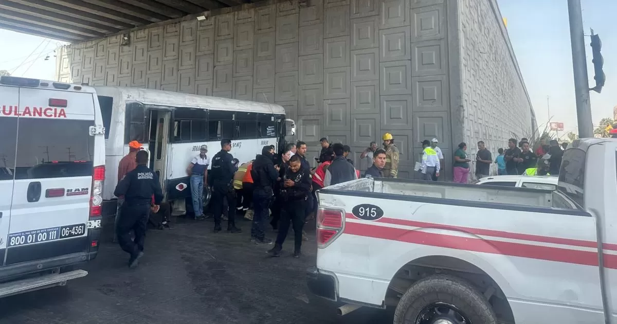 Chofer de ruta se impacta con puente vehicular y deja 18 lesionados en Gómez Palacio