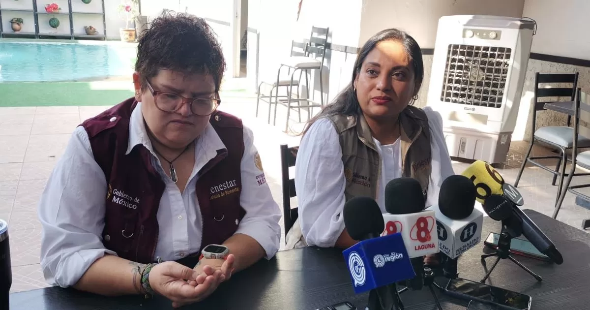 Karla Zamora, Directora Regional de Bienestar, Región Laguna precisó que el día de hoy, inició la entrega de tarjetas para adultos mayores y mujeres de 63 y 64 años que se registraron en febrero.