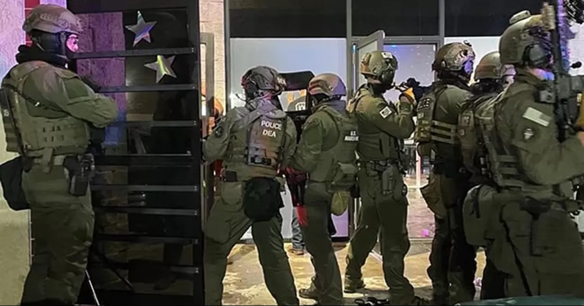 MÃ¡s de 100 migrantes fueron detenidos en un club nocturno clandestino por autoridades de la AdministraciÃ³n de Control de Drogas.