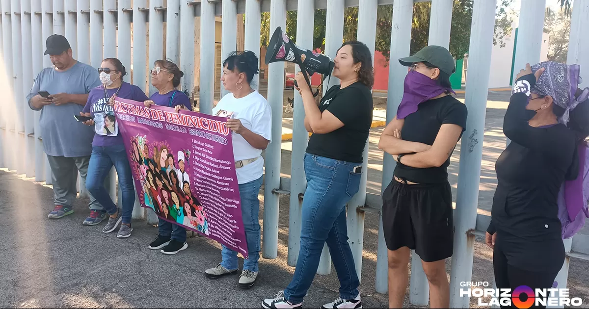 Durante este miércoles las manifestantes se colocaron frente a la entrada del edificio de Pronnif, con megáfono en mano realizaron gritos y consignas en contra de la Procuraduría y llamaron al gobierno estatal a "solucionar cuanto antes".