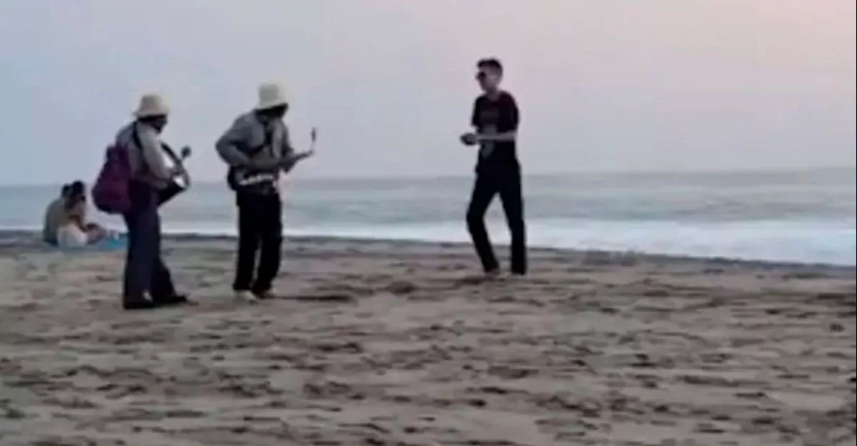 Extranjero corre y lanza arena a músicos mexicanos en playa de Oaxaca