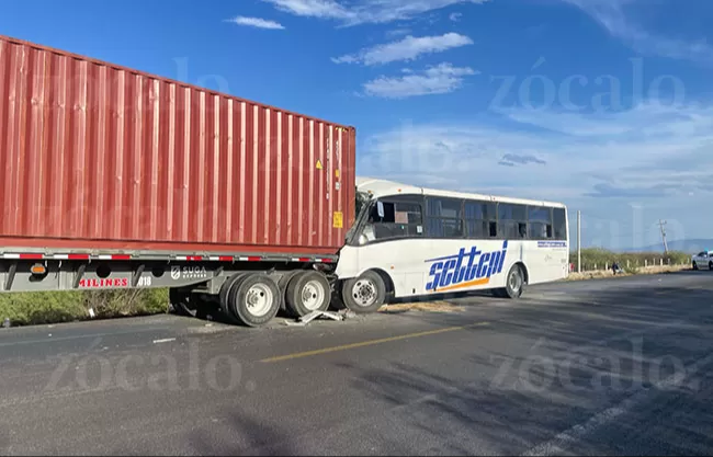 #Saltillo: Presuntamente el chofer, se habrÃ­a quedado dormido y chocÃ³ contra la parte trasera de la caja de un trÃ¡iler .
