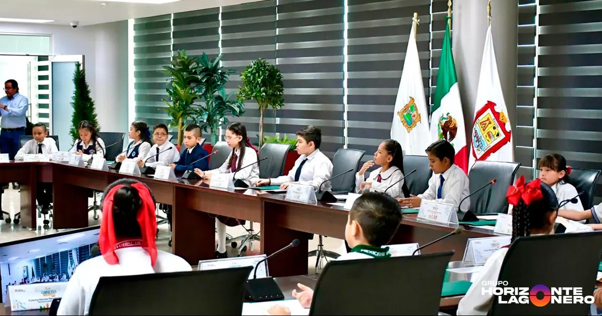 Una vez otorgados los nombramientos a los niños que resultaron ganadores en la convocatoria realizada por el Ayuntamiento de Torreón, en coordinación con el Sistema para el Desarrollo Integral de la Familia (DIF), el Instituto Electoral de Coahuila (IEC), y la coordinación de Servicios Educativos Región Laguna, el presidente municipal, Samuel Alexander Alvarado Uranga, dirigió su propuesta en favor del medio ambiente.