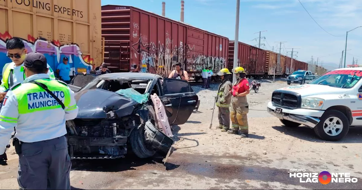 Conductora trata de ganarle el paso al tren y termina lesionada en Gómez Palacio