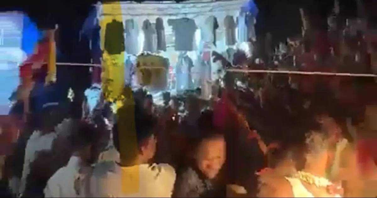 La estampida se produjo cuando las personas de pie en una pendiente cerca del templo cayeron, empujando a mÃ¡s personas a caer unas sobre otras