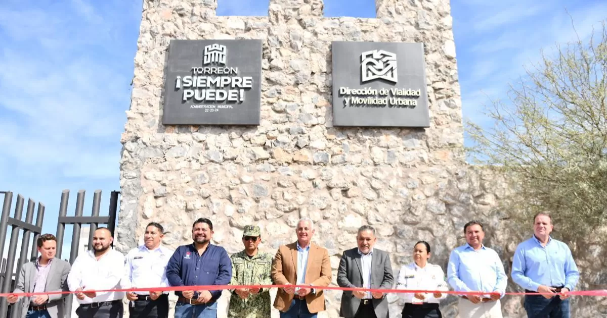 El alcalde entregÃ³ uniformes y reconocimientos para elementos destacados por su labor social.