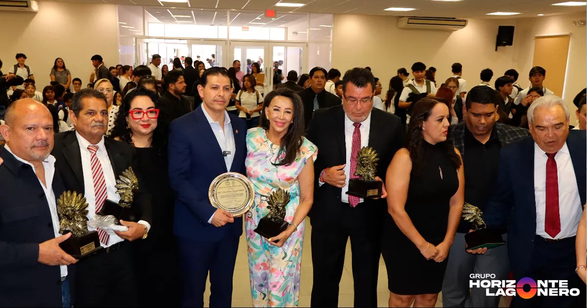 Encabeza rector Octavio Pimentel entrega de galardones en la Laguna