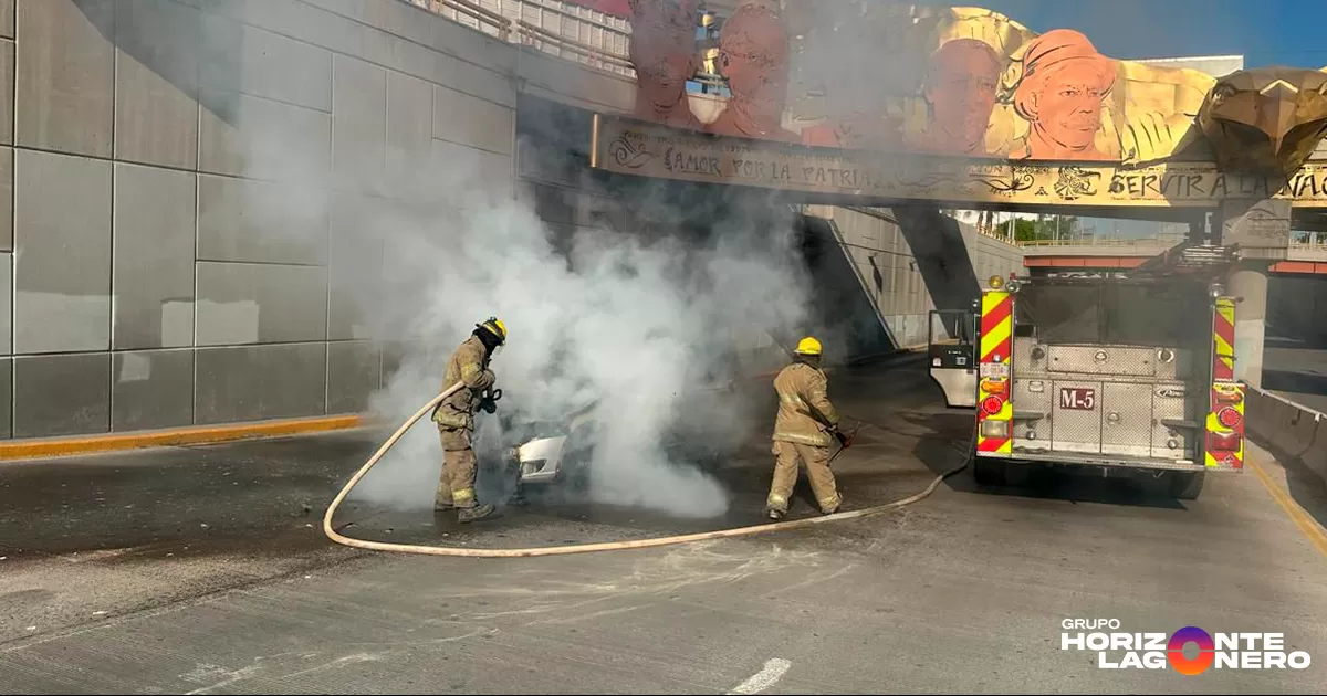 Accidente vial termina con vehículo incendiado en Gómez Palacio