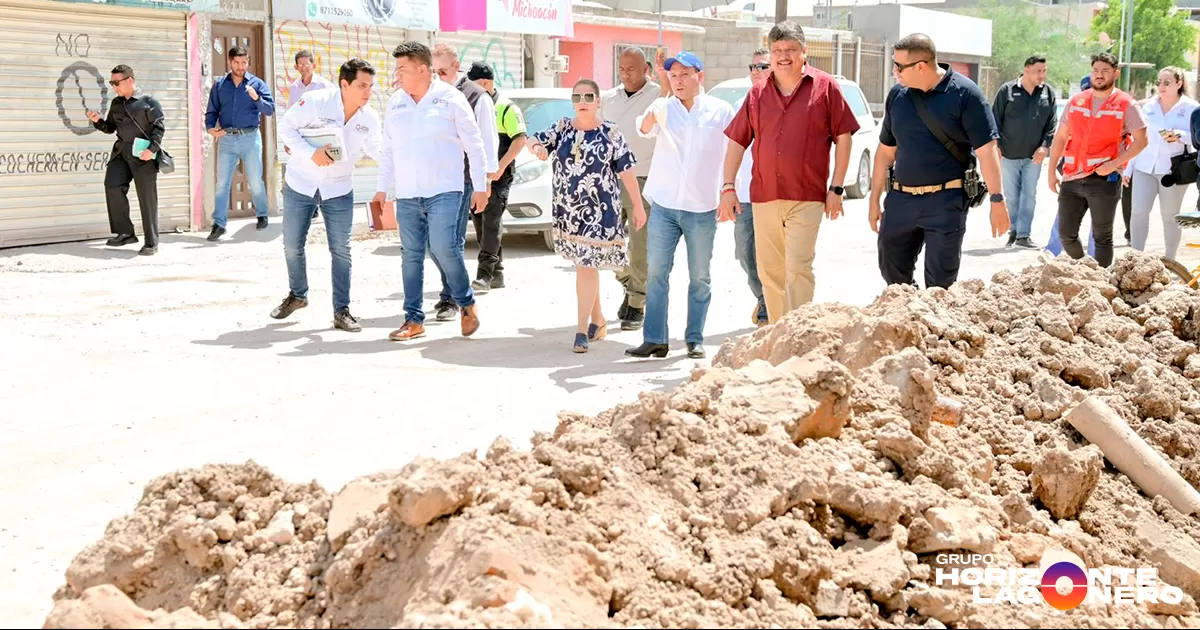 Francisco Escalera Tostado, titular del Sistema Descentralizado de Agua Potable y Alcantarillado (Sideapa), señaló que en dicha vialidad se realiza la reposición de la red de agua potable, mediante la instalación de 245 metros de tubería de PVC de 6 pulgadas de diámetro, así como 62 tomas domiciliarias.
