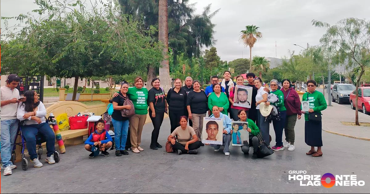 Ixchell Teresa Mireles Rodríguez, esposa de Héctor Armando Tapia Ozollo, ingeniero civil desaparecido el 19 de junio de 2010 por agentes federales en su domicilio en Torreón, es una de las integrantes del colectivo cuyo exigencia se basa en la búsqueda de justicia y verdad sobre lo sucedido.