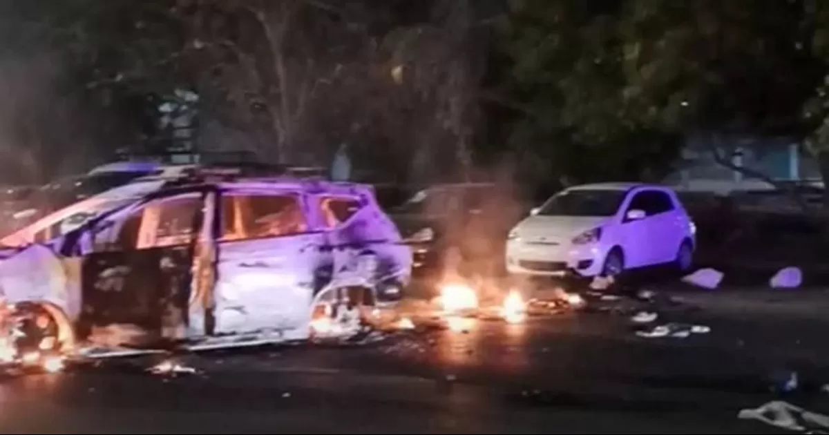 Nueva ola de narcobloqueos y quema de autos azota a Sinaloa