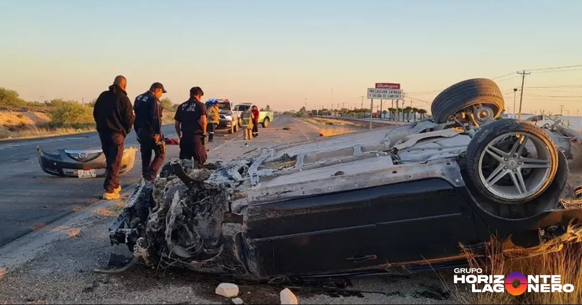 Mueren dos hombres por volcadura de vehículo en Gómez Palacio