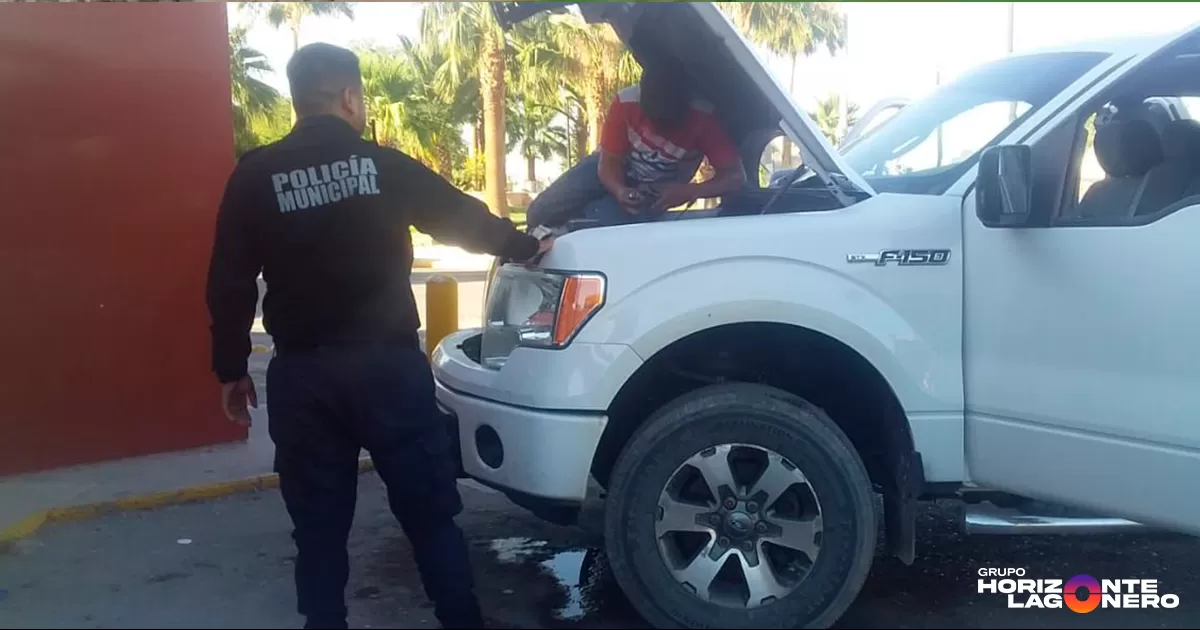 Familia se queda varada en crucero de Gómez Palacio, policías los rescatan