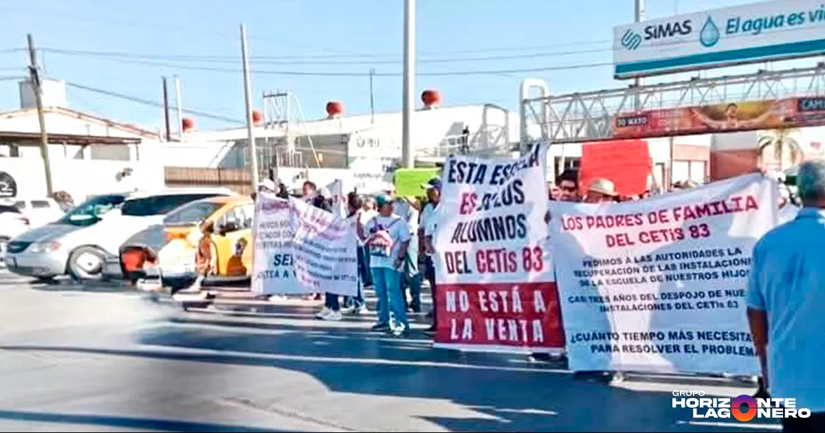 Decenas de padres de familia y maestros del plantel educativo exigieron a las autoridades educativas una pronta solución al conflicto que ha dejado sin clases a cientos de alumnos.