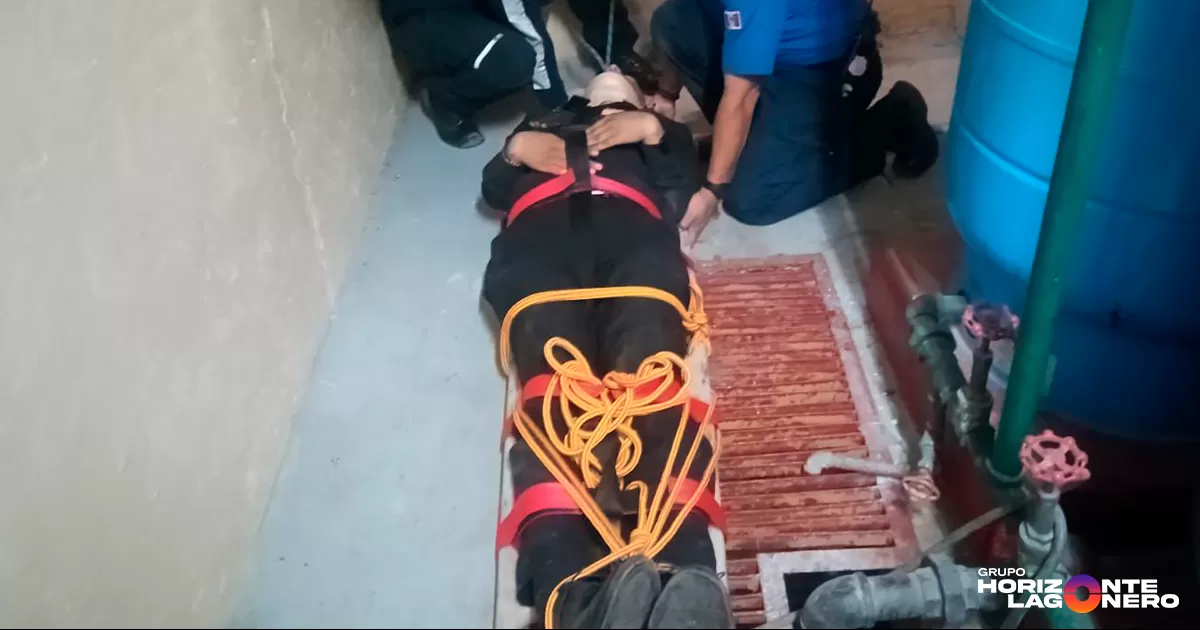 Trabajador de tienda departamental cae al interior de cuarto de control y resulta lesionado en Torreón