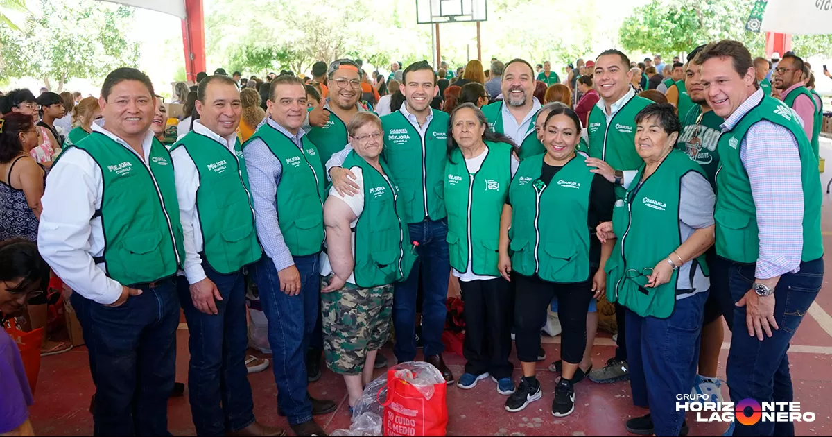 Cientos de familias torreonenses se dieron cita para aprovechar la variedad de productos y descuentos en los artículos de la canasta básica, como frutas, verduras, e insumos del hogar, en donde se daban descuentos que van desde el 30 hasta el 80 por ciento.