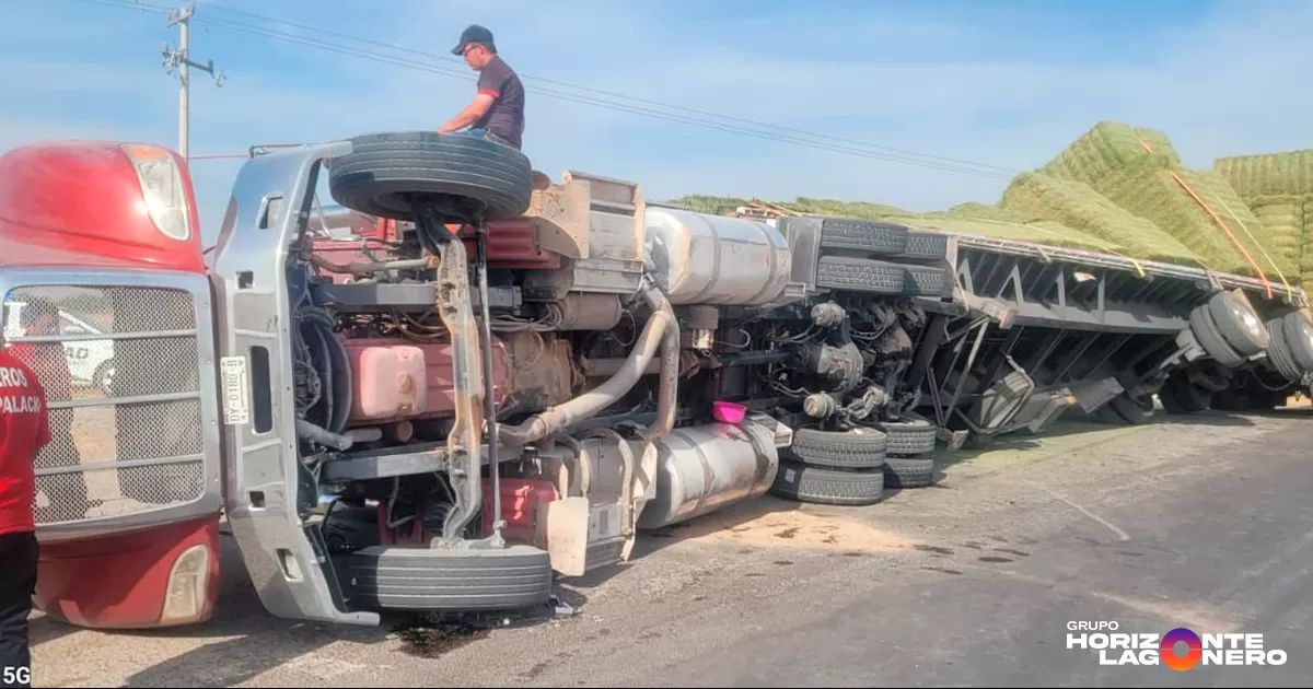 Le gana el peso y provoca volcadura de tráiler cargado con alfalfa en Gómez Palacio