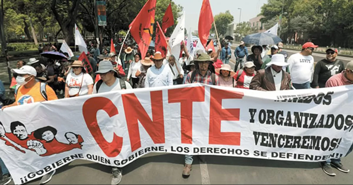 Este jueves 15 de mayo, alrededor de 10 mil maestros marchan por vialidades de CDMX para exigir otras mejoras en sus derechos laborales.