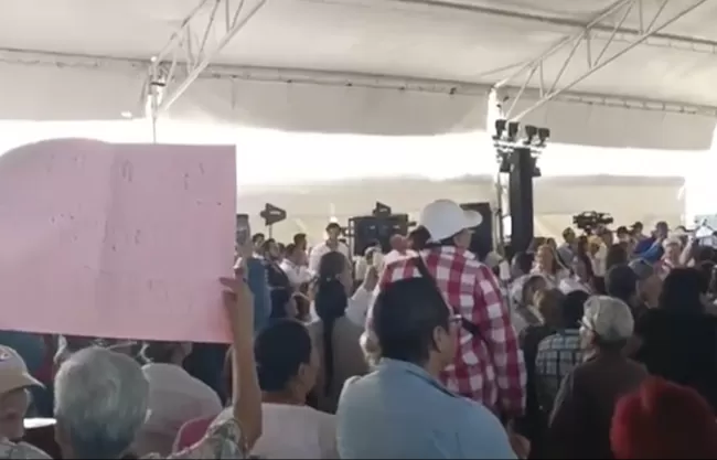 Decenas de personas abuchearon al alcalde RomÃ¡n Cepeda durante ceremonia de inauguraciÃ³n del Hospital Regional Alta Especialidad del ISSSTE