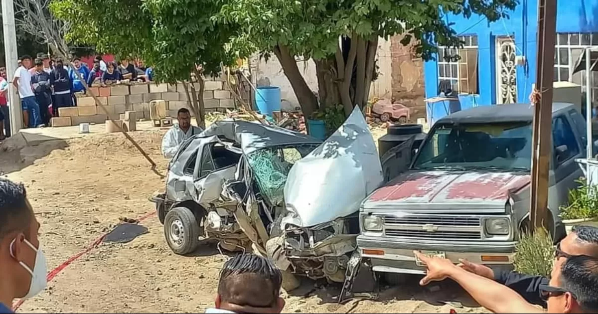 Tren impacta a vehículo compacto en Gómez Palacio, muere maestra