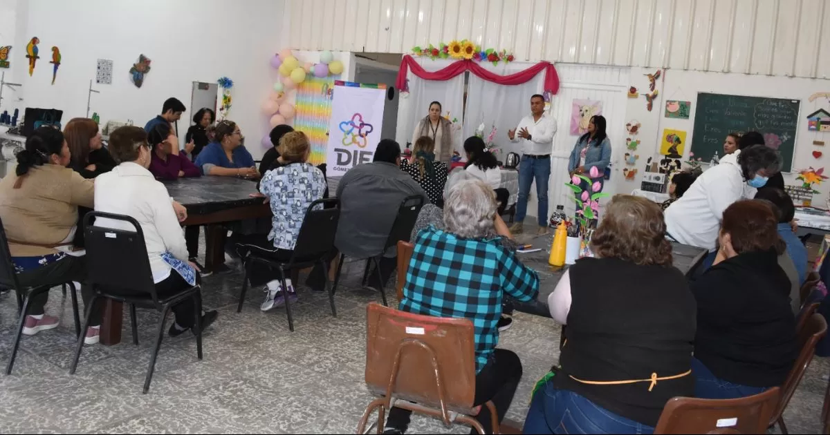 La directora del DIF, Brenda CalderÃ³n Carrete, detallÃ³ que este taller se llevÃ³ a cabo en el Centro Comunitario La Esperanza, y recordÃ³ que este espacio pudo ser rescatado del abandono y el vandalismo gracias al interÃ©s que la alcaldesa gomezpalatina tiene.
