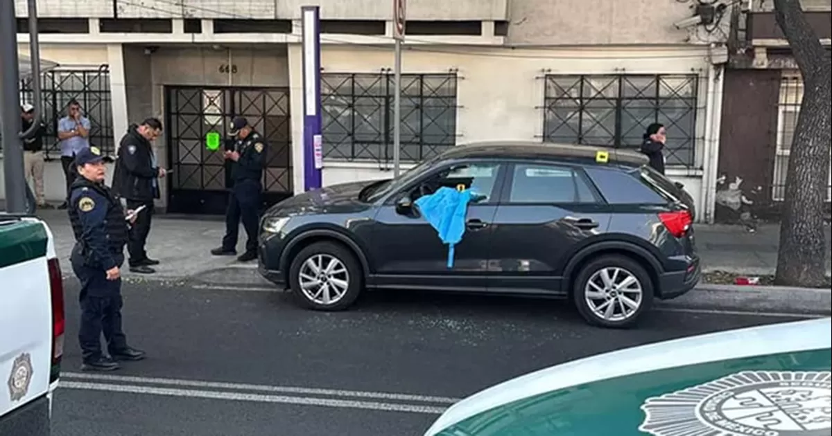 De acuerdo con los primeros reportes, los presuntos responsables viajaban a bordo de una motocicleta.