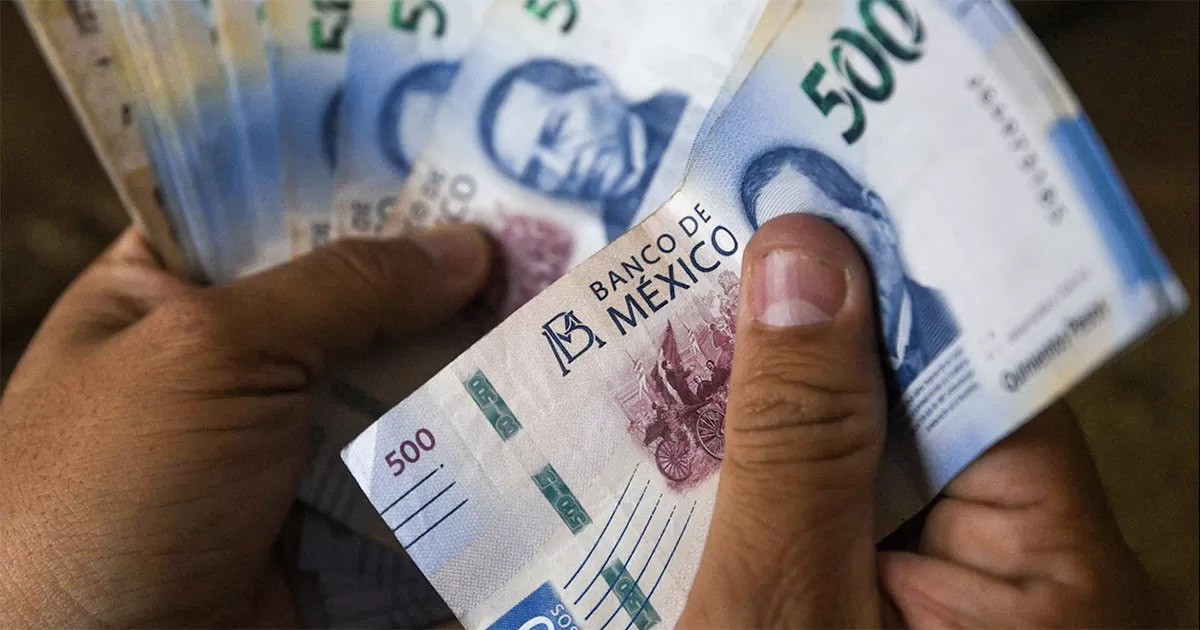 Peso gana al dólar... pero espera reporte del PIB de México