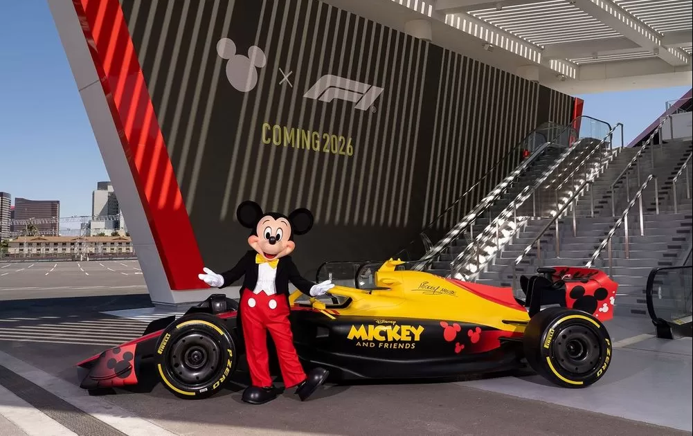 La velocidad del automovilismo se encuentra con la magia de Mickey Mouse en una colaboraciÃ³n histÃ³rica que promete darle un giro al entretenimiento deportivo.