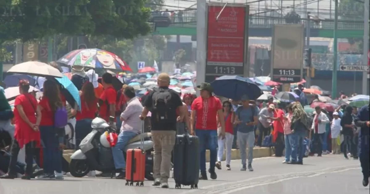 Cerca de 9 mil maestros de la CNTE bloquean la Terminal 1 y 2 del AICM; Secretaria de ProtecciÃ³n Civil se encuentra resguardando las inmediaciones
