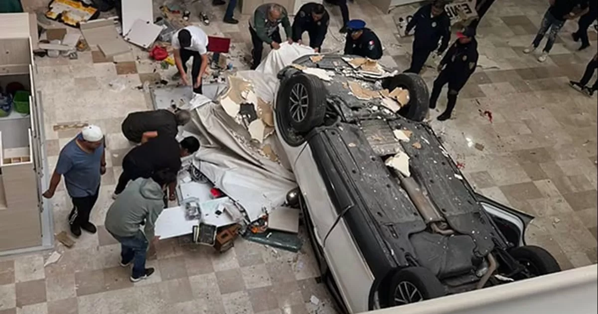 Auto cae desde tercer piso en Plaza Lilas en la CDMX; una mujer resulta herida