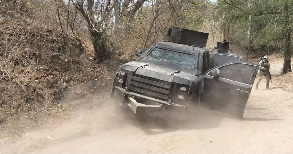 Aseguran auto tipo monstruo y miles de cartuchos tras bloqueos en San Ignacio, Sinaloa